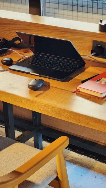 Bureau minimaliste mettant l’accent sur un nettoyant polyvalent, des fournitures de bureau et des solutions de rangement.